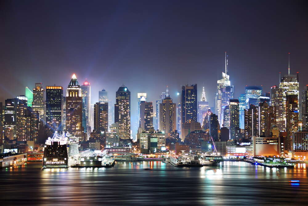 картина-постер Ночные небоскребы подсвечивают небо Нью-Йорка