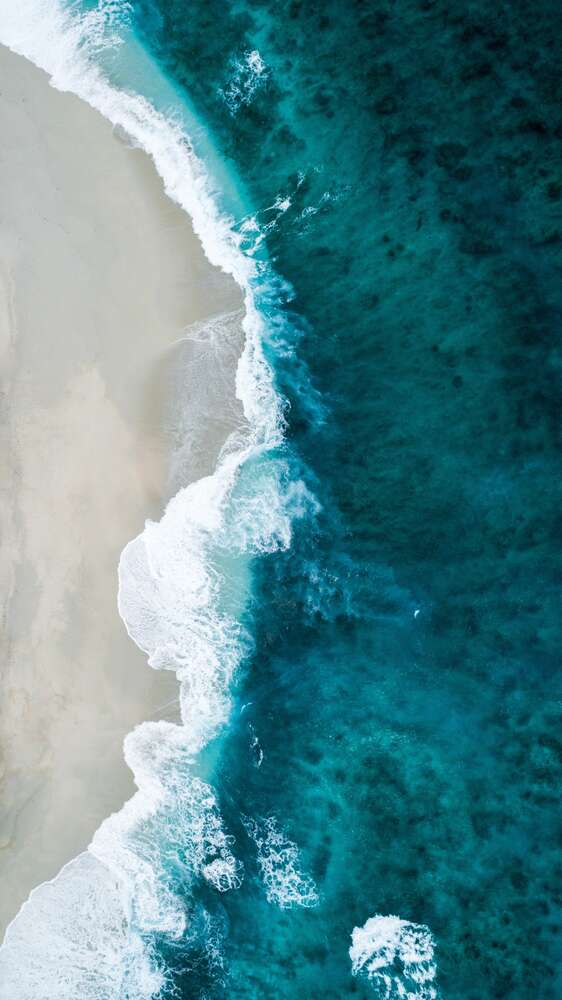 картина-постер Бірюза океану зустрічається з пляжем на білому гребні хвилі