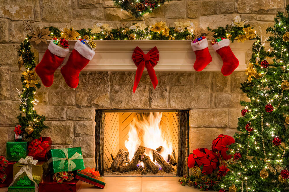 картина-постер Праздничная елка у теплого камина с рождественскими носками и подарками