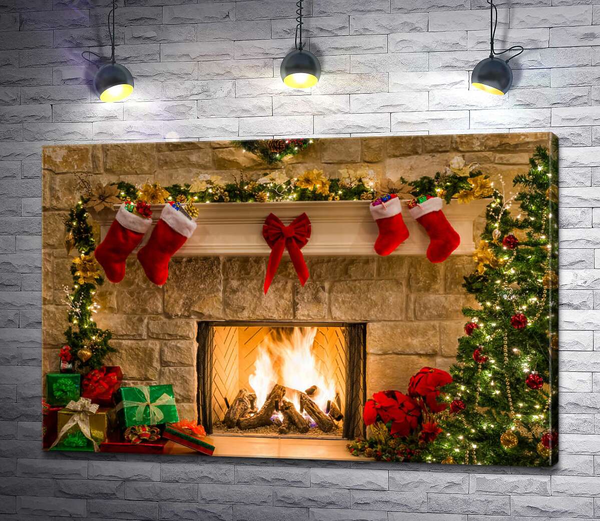 картина Праздничная елка у теплого камина с рождественскими носками и подарками