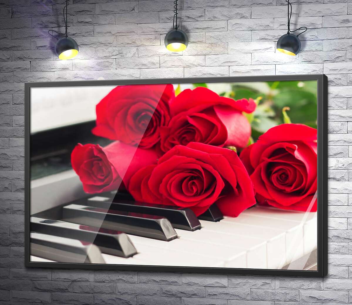 постер Ніжні пелюстки троянд торкаються мелодійних клавіш білого фортепіано