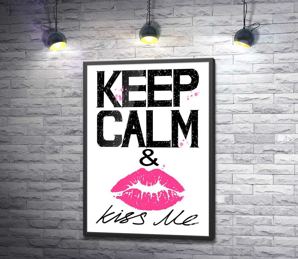 постер Розовый отпечаток губ среди надписи "keep calm and kiss me"