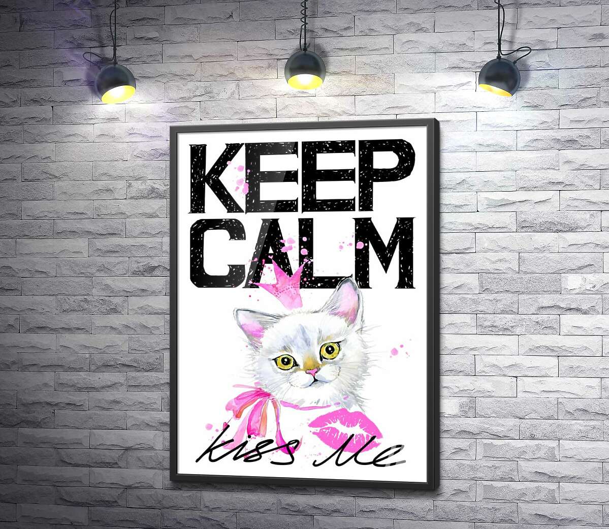 постер Белая кошка-принцесса среди надписи "keep calm and kiss me"