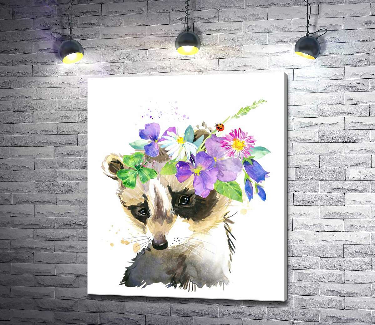 картина Маківка єнота прикрашена вінком квітів