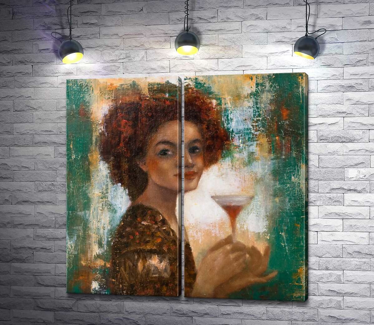модульная картина Кудрявая девушка с бокалом коктейля в руках