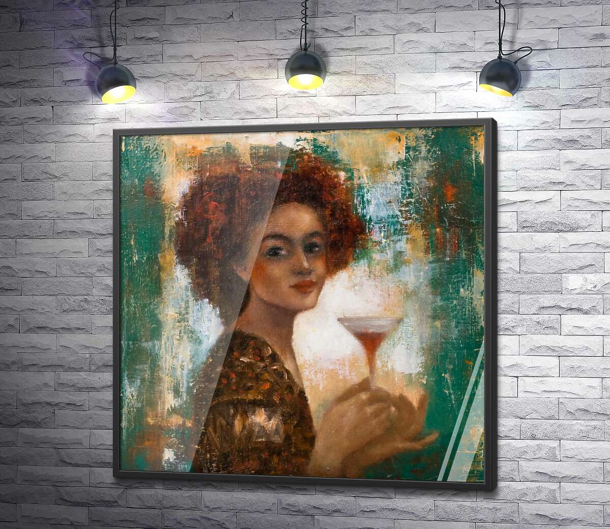 постер Кудрявая девушка с бокалом коктейля в руках