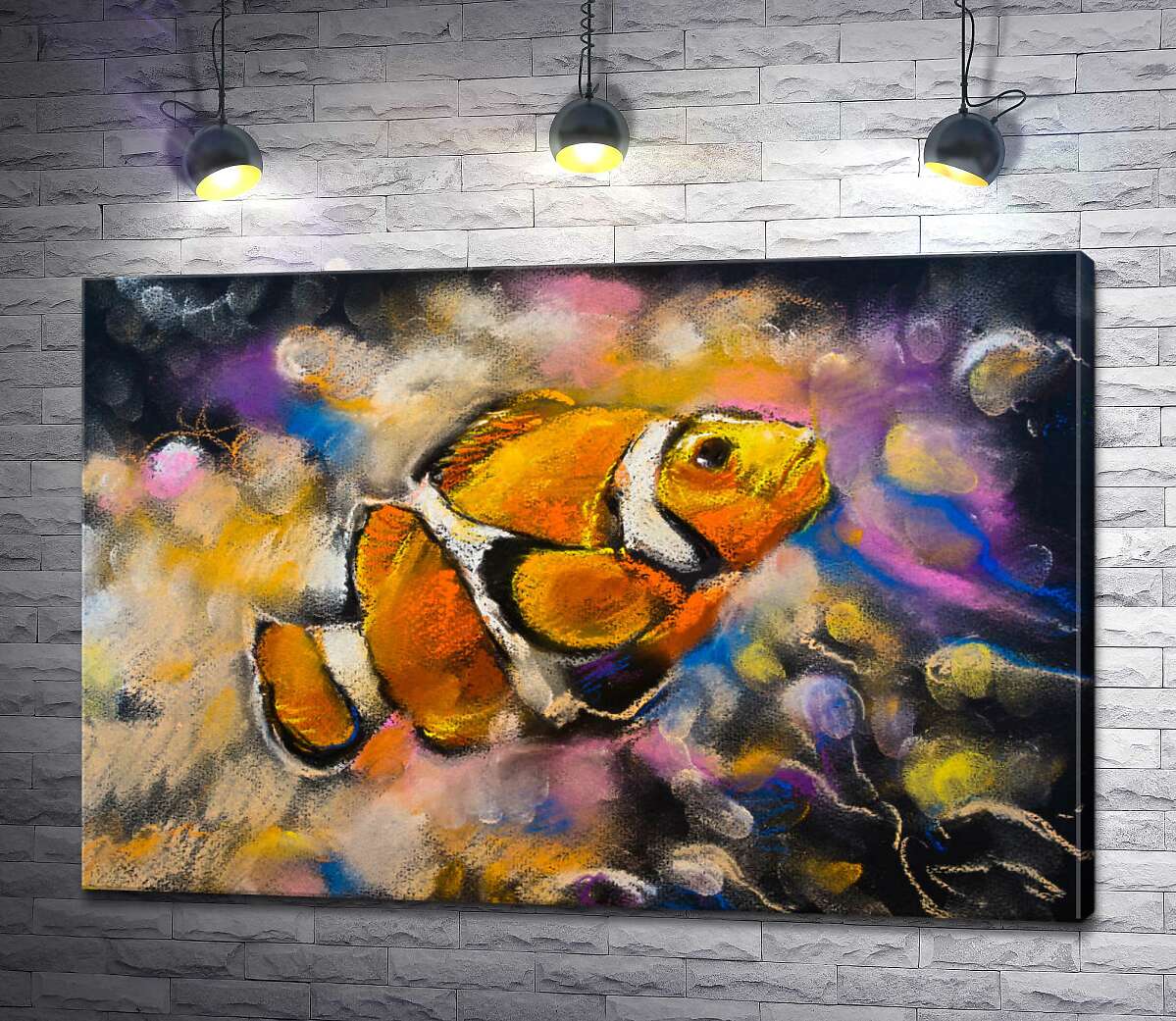 картина Яркая рыба-клоун плавает среди кораллов