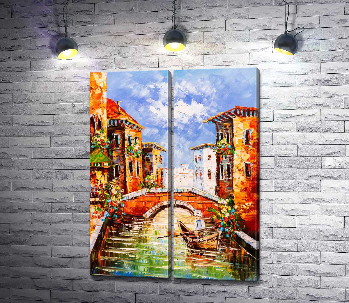 модульная картина Кирпичный мост через канал на фоне украшенных цветами домов