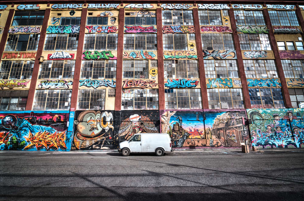 картина-постер Автомобиль на фоне старого здания, разрисованного граффити