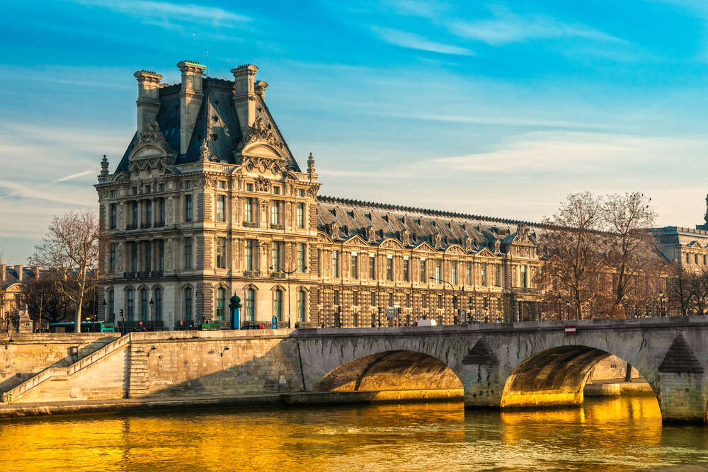 картина-постер Здание Лувра (Louvre) у берегов Сены