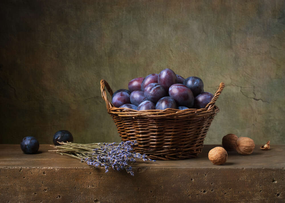 картина-постер Корзина со сливами возле лаванды и орехов