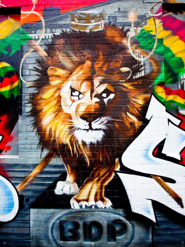 картина-постер Король лев грозно приближается на граффити