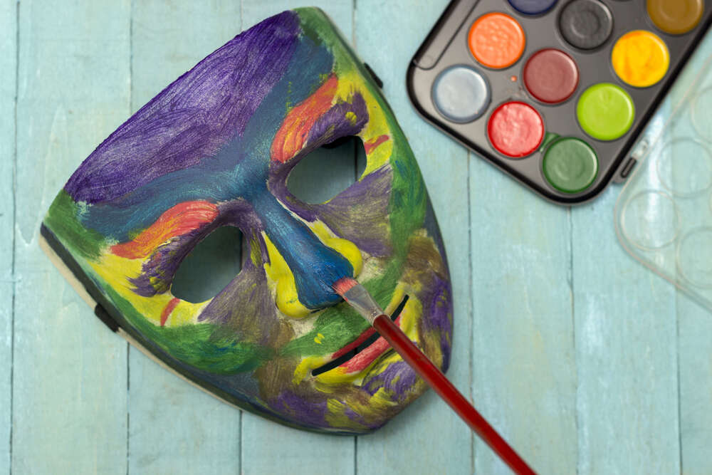 картина-постер Тонкая кисточка наносит краску на поверхность маски