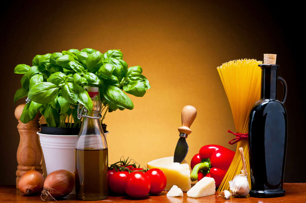 картина-постер Итальянский натюрморт: базилик, сыр, спагетти, растительное масло, специи и овощи
