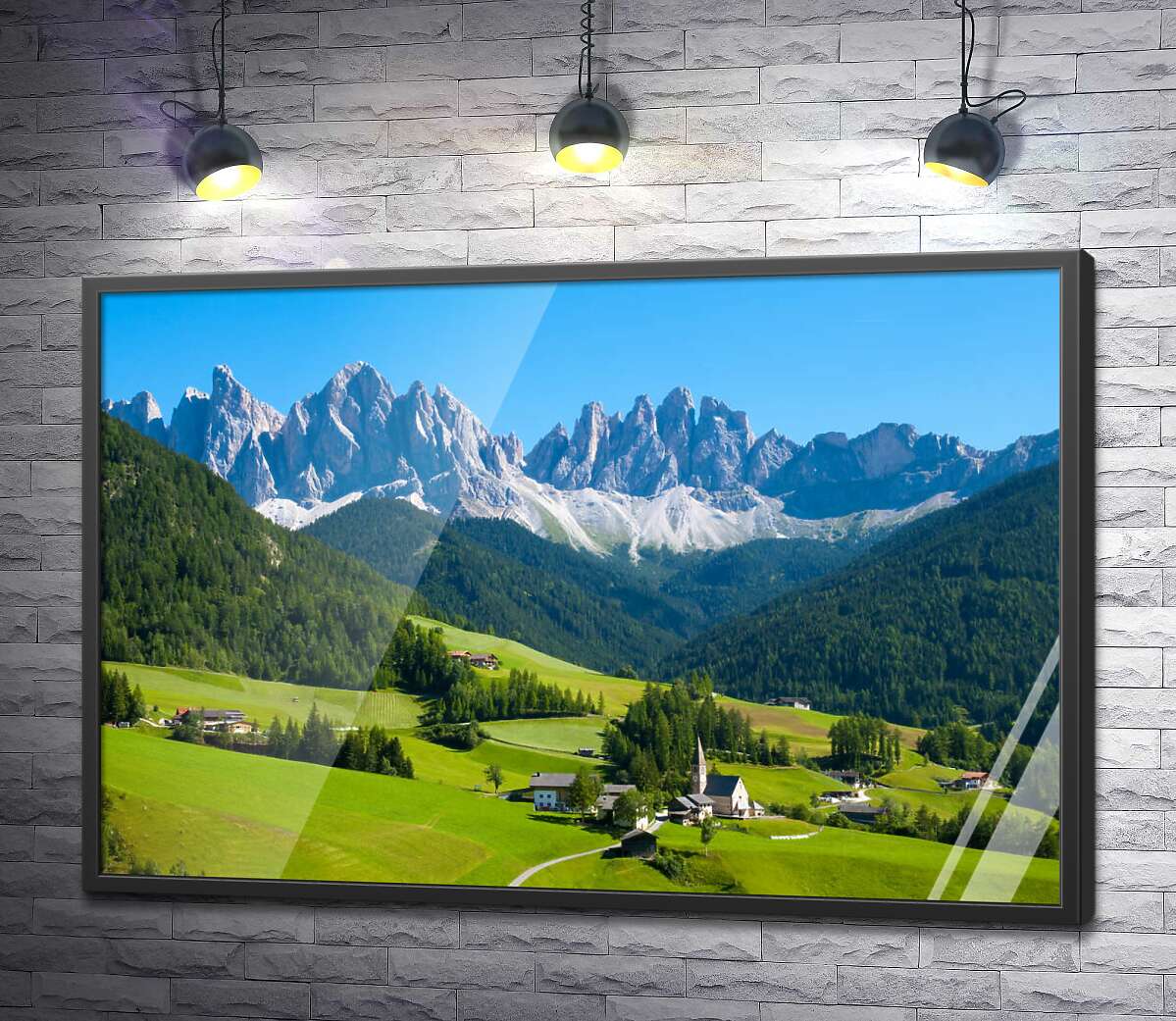 постер Альпийское село спряталось на зеленой равнине среди заснеженных горных шпилей