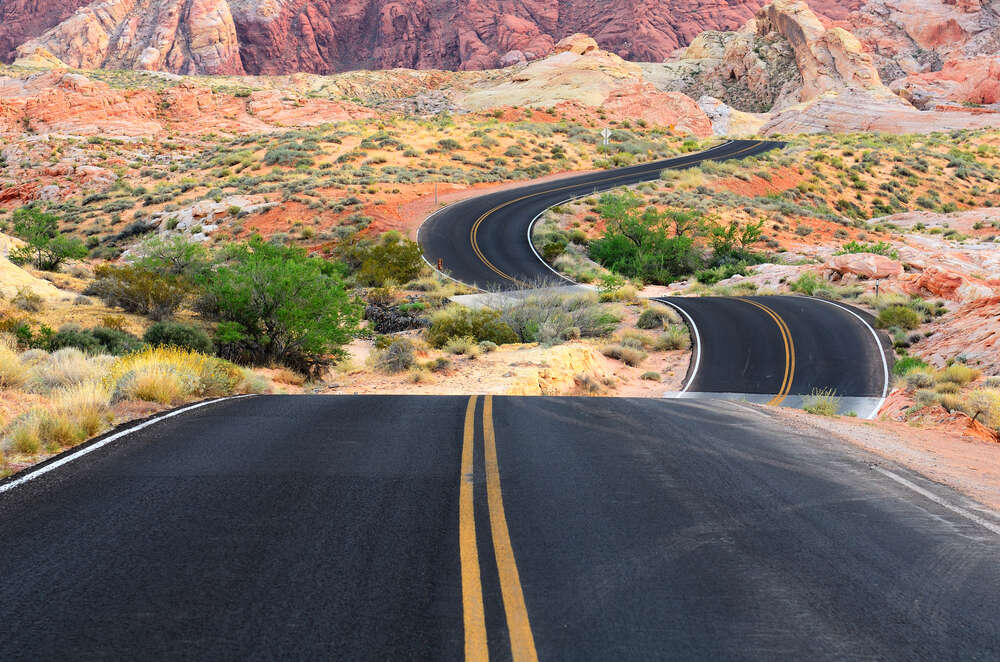 картина-постер Черный серпантин дороги проходит через пустыню