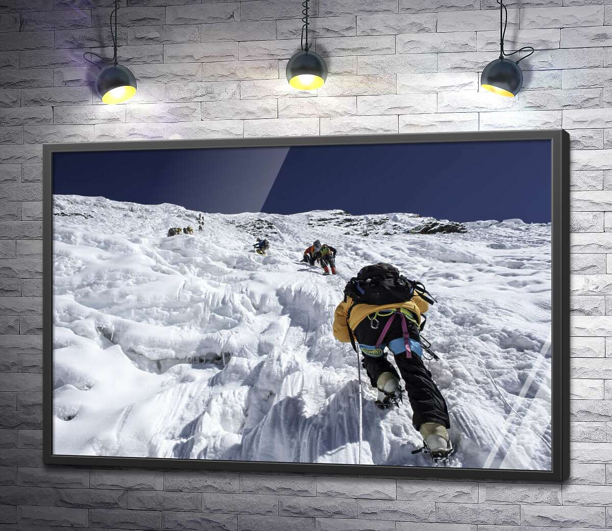 постер Бесстрашные альпинисты поднимаются на гору