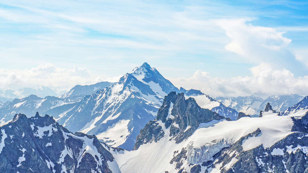 картина-постер Острые заснеженные вершины гор