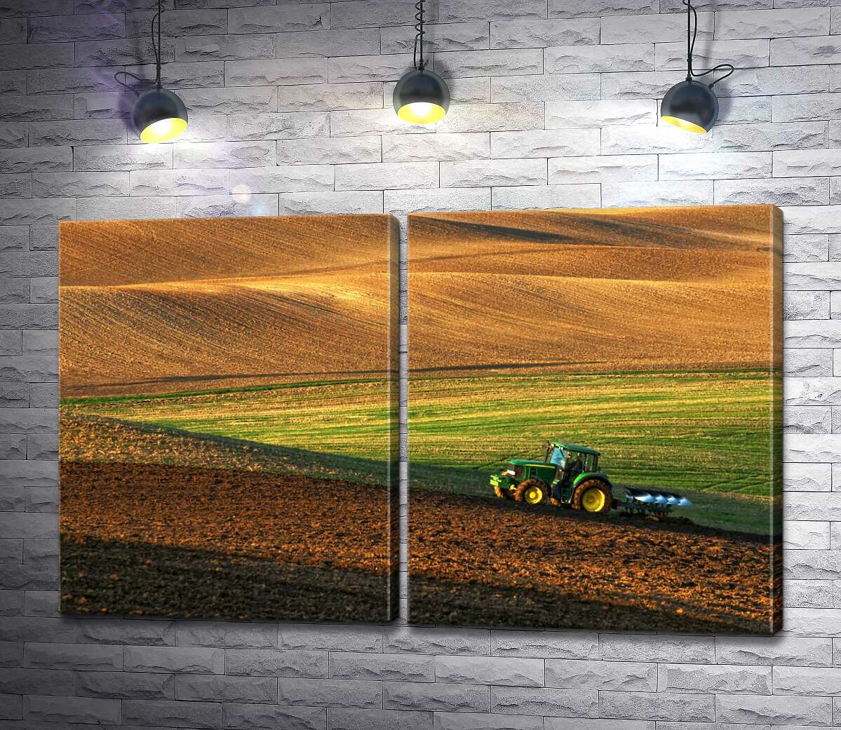 модульная картина Трактор пашет бескрайние холмы полей