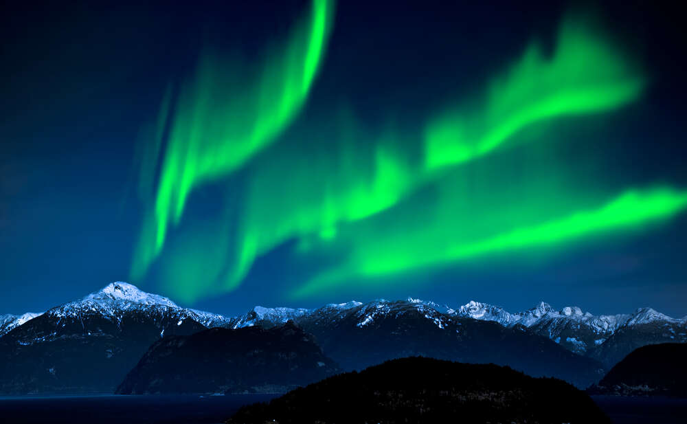 картина-постер Зеленые волны полярного сияния светятся над горами