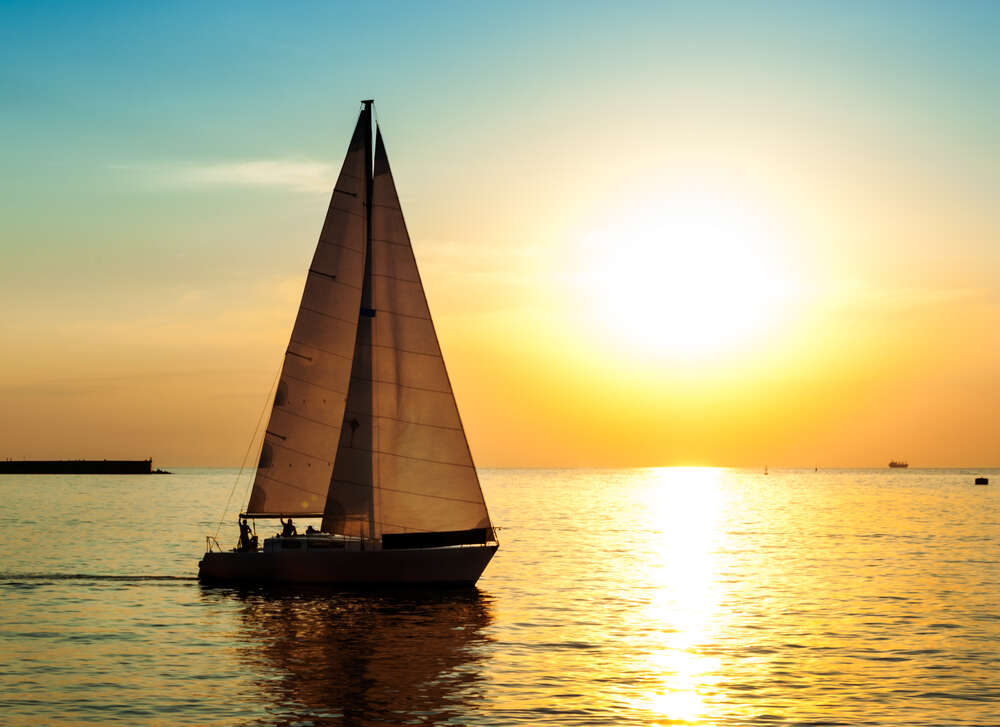 картина-постер Парусное судно плывет навстречу вечернему солнцу