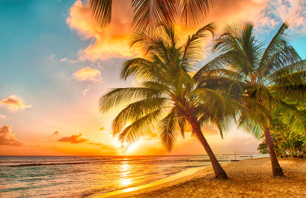 картина-постер Вечернее солнце разукрасило пляж оранжевыми оттенками
