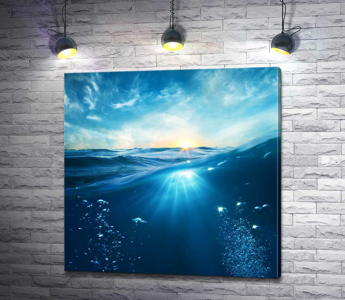 картина Солнечные лучи попадают в голубую глубину воды