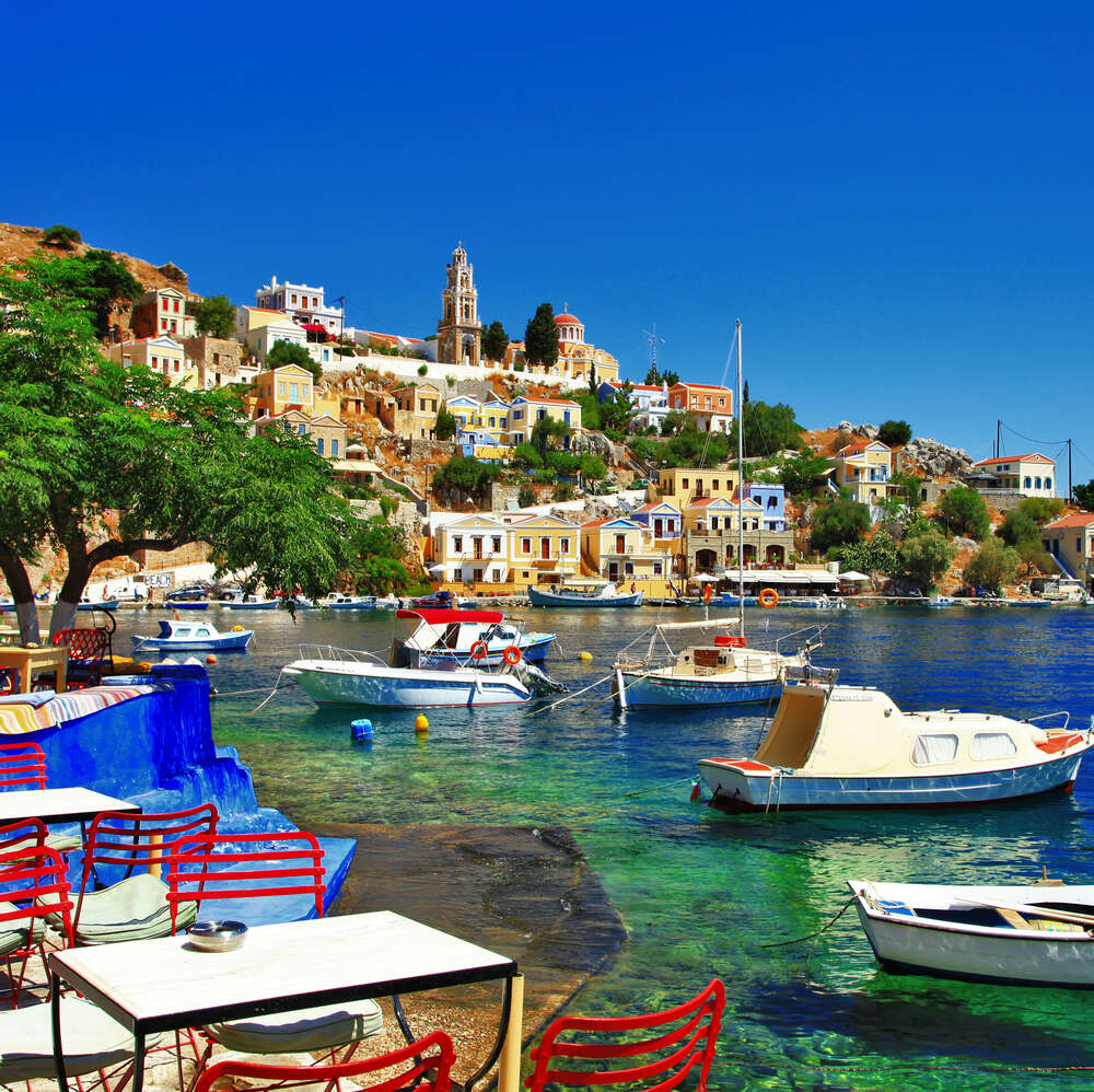 картина-постер Летний ресторан на берегу моря в греческом городке