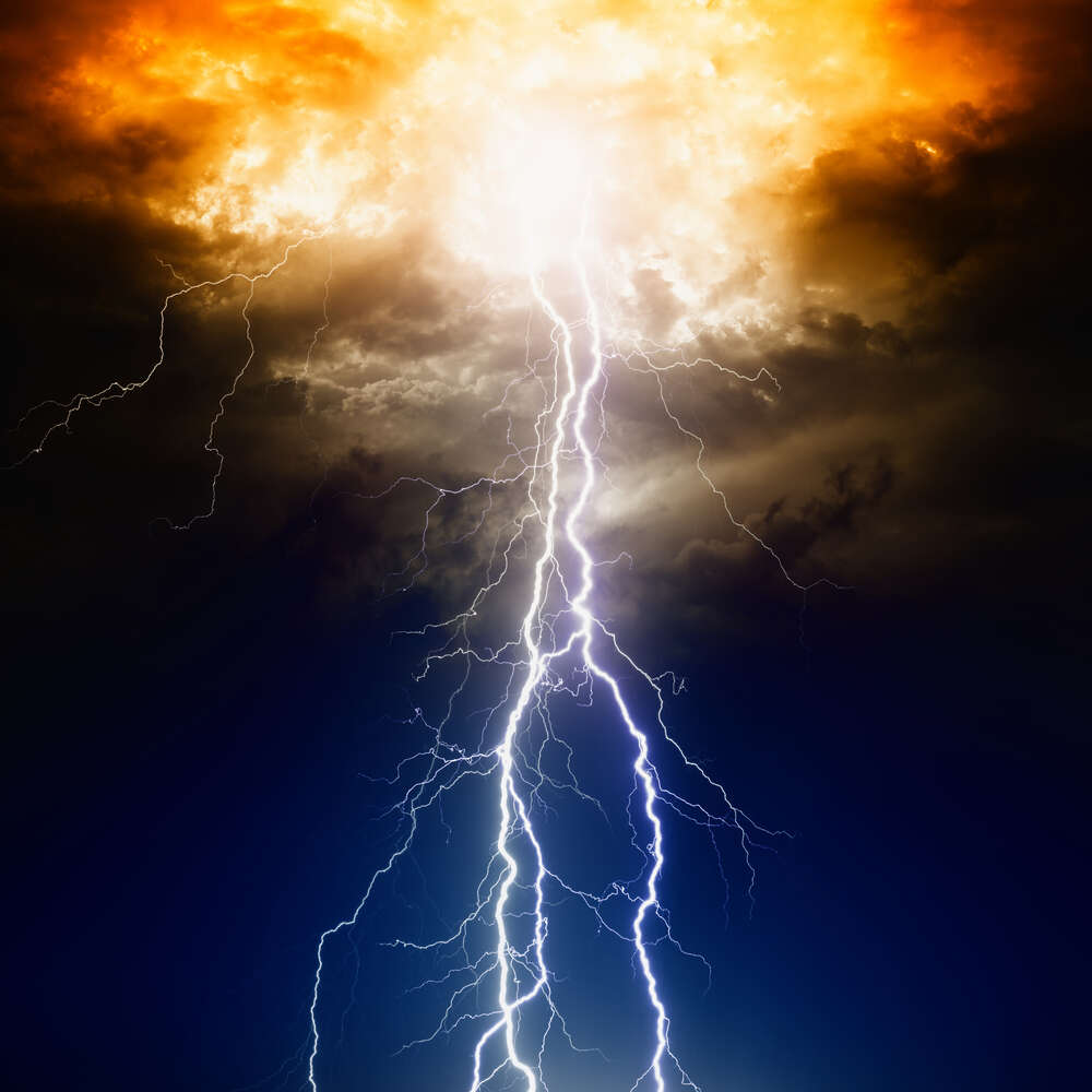 картина-постер Лучи молнии вырываются из грозового облака