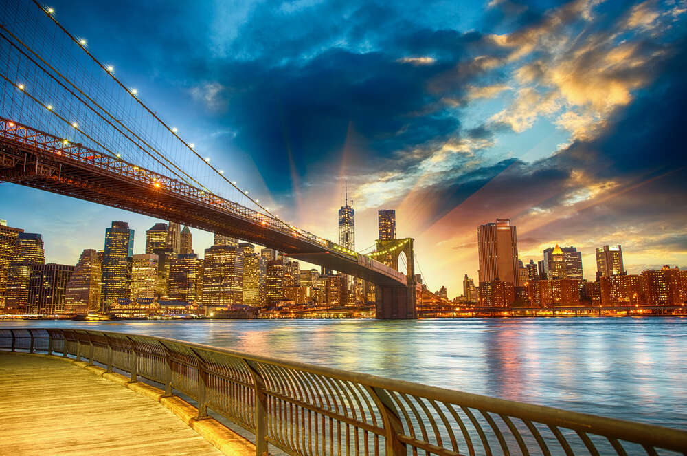 картина-постер Бруклинский мост (Brooklyn Bridge) ведет к многолюдному мегаполису
