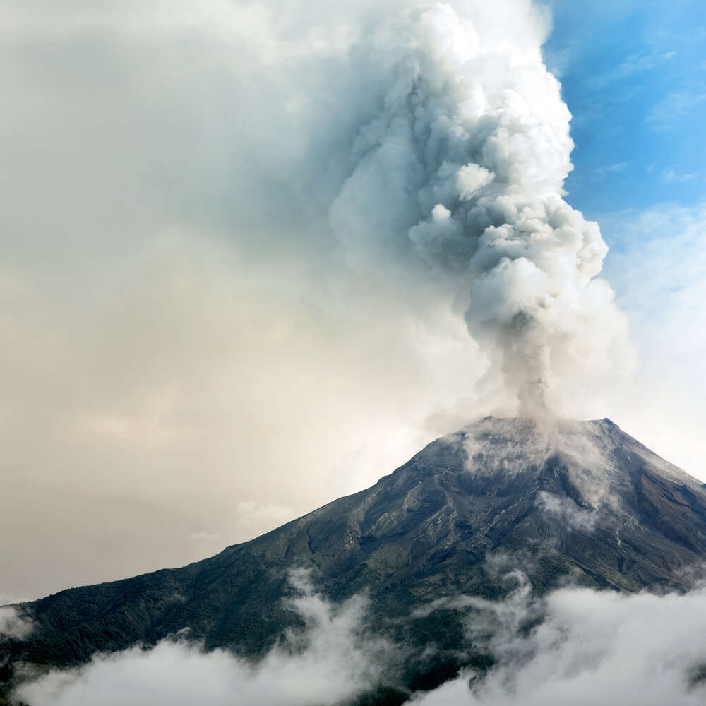 картина-постер Грозный вулкан испускает пары дыма