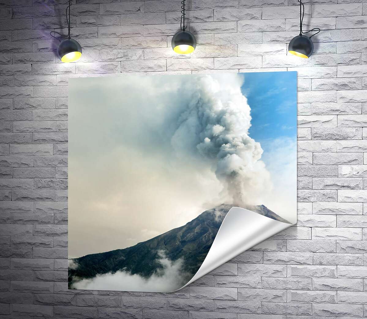 печать Грозный вулкан испускает пары дыма