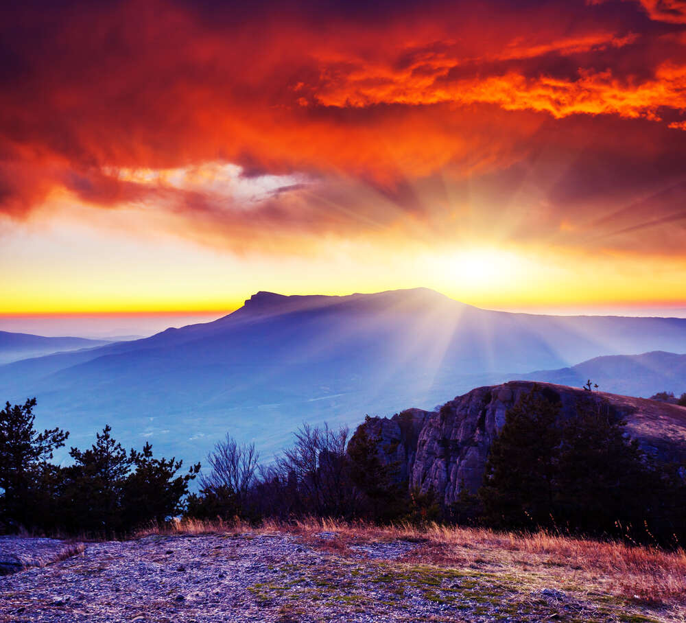 картина-постер Утреннее солнце встает из-за горной вершины