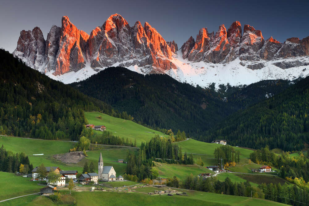 картина-постер Альпійське село оточене високими горами