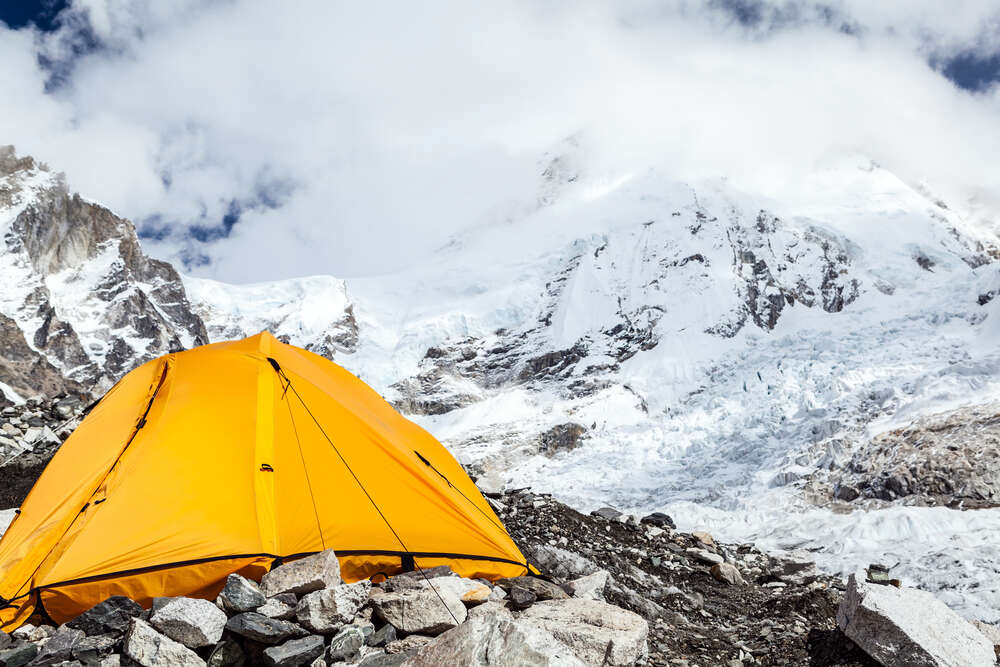 картина-постер Желтая палатка стоит у заснеженной горной вершины