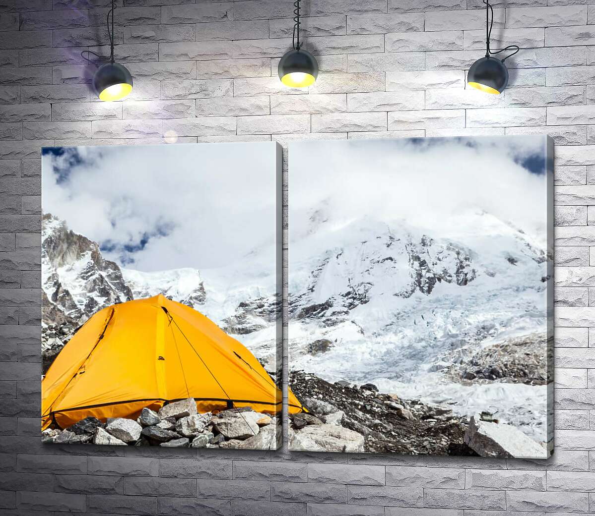 модульная картина Желтая палатка стоит у заснеженной горной вершины