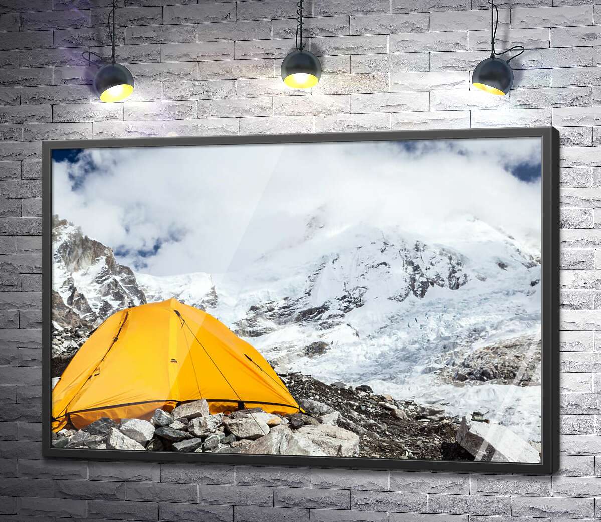 постер Желтая палатка стоит у заснеженной горной вершины