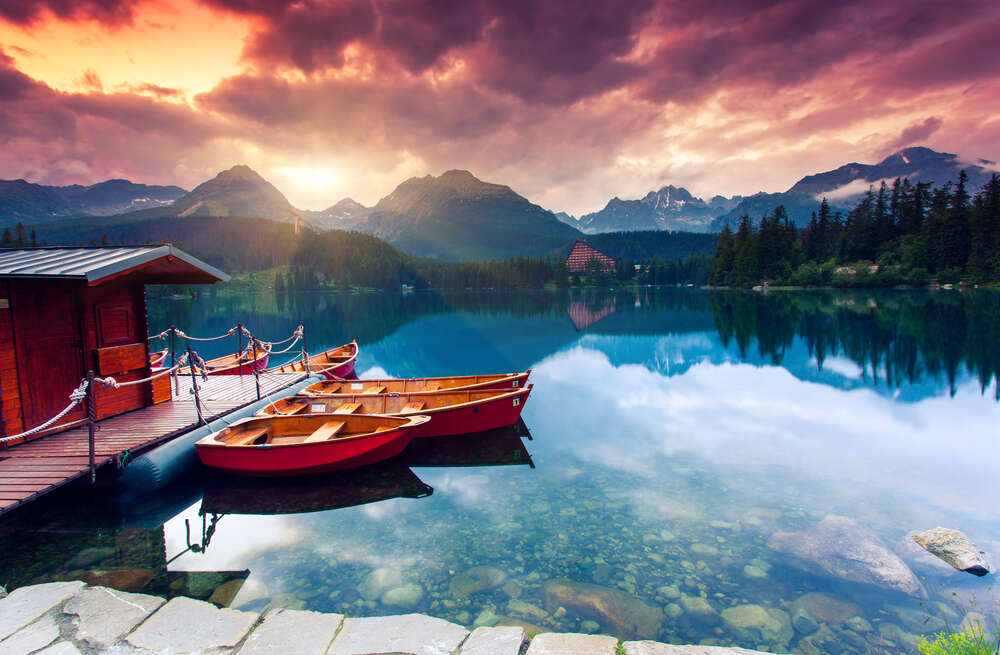 картина-постер Нарядные лодки плавают у причала в прозрачной воде горного озера