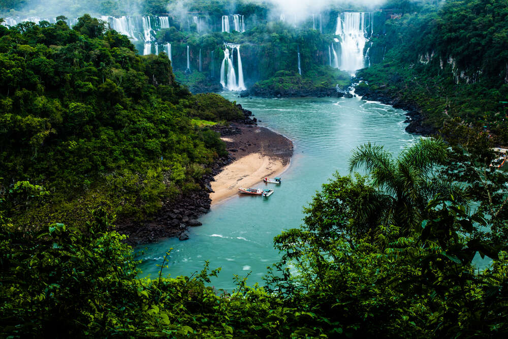 картина-постер Водопады Игуасу среди зелени джунглей