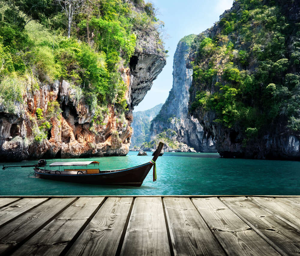 картина-постер Човен біля причалу на фоні химерних скель у Таїланді