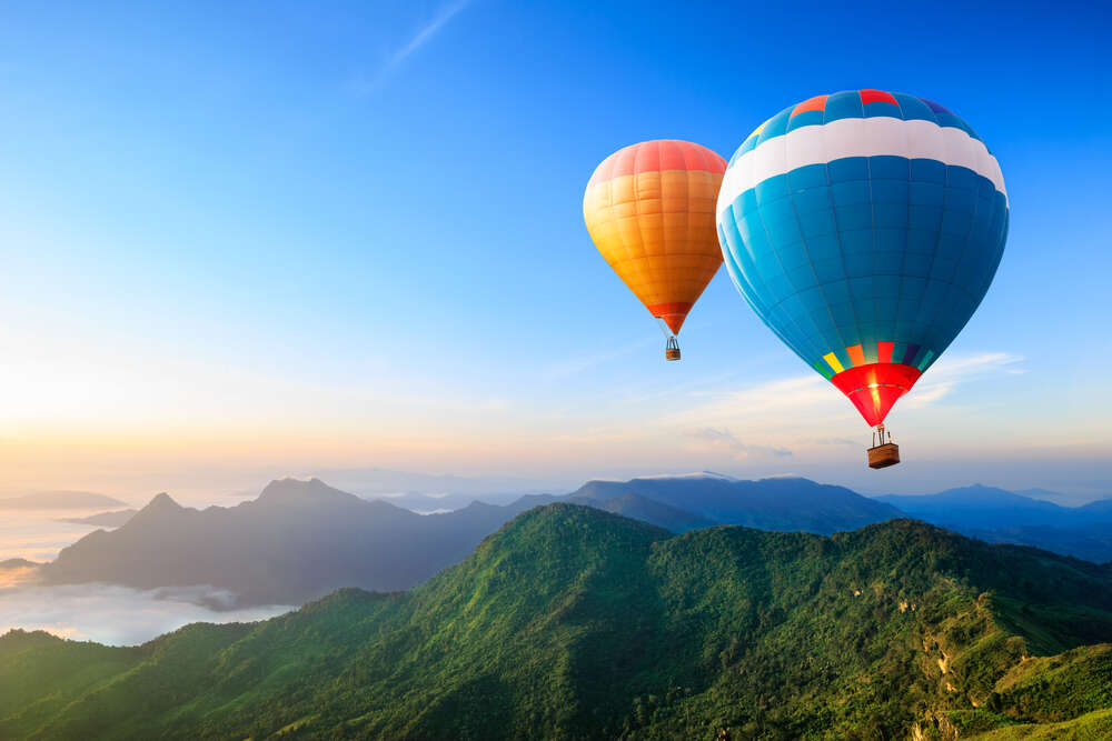 картина-постер Дві повітряні кулі літають над оксамитовими горами