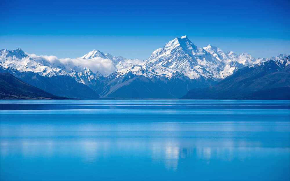 картина-постер Снежные горные вершины возвышаются над голубым озером