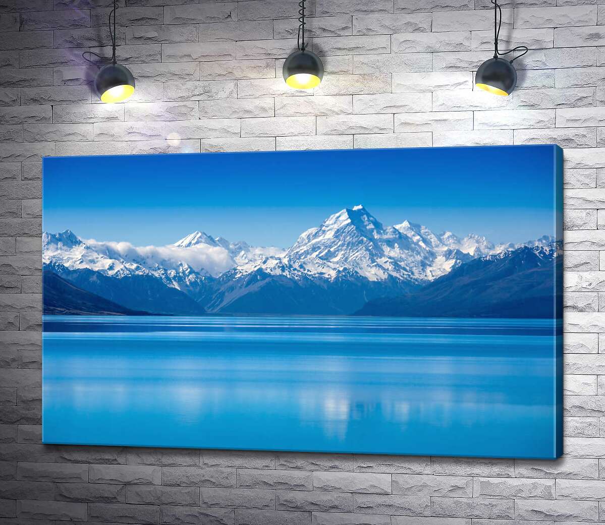 картина Снежные горные вершины возвышаются над голубым озером