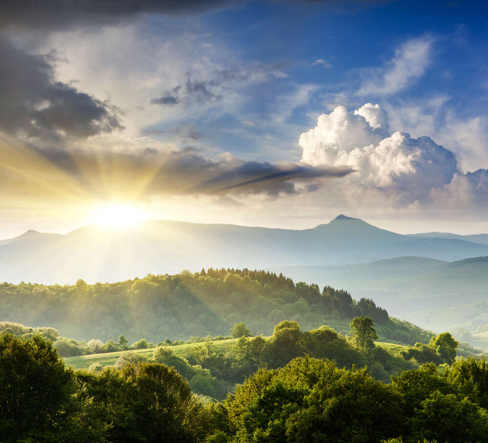 картина-постер Солнце восходит над зелеными горными склонами