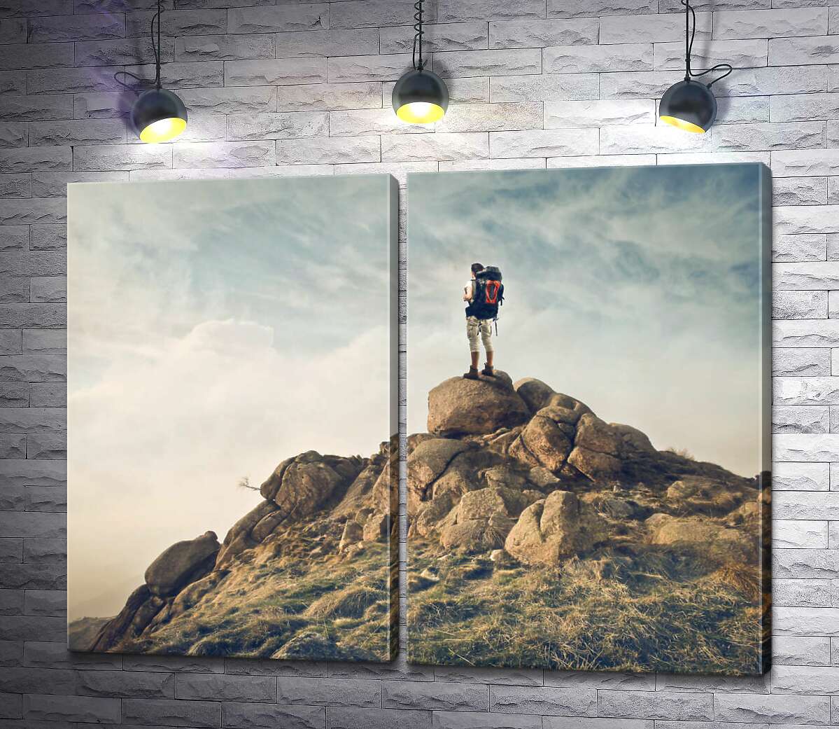 модульная картина Силуэт туриста на вершине каменной скалы