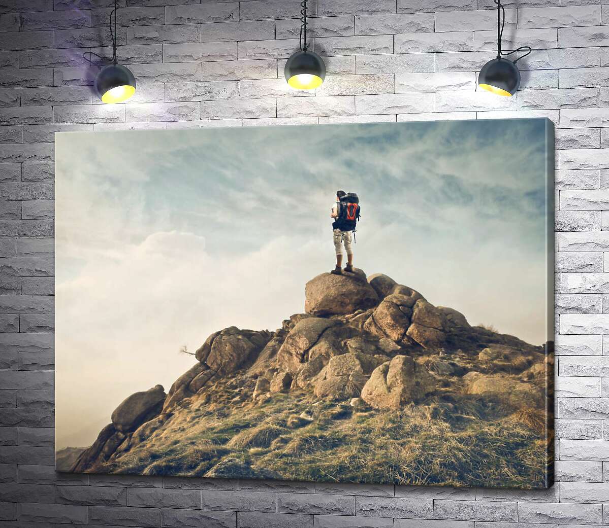 картина Силует туриста на вершині кам'яної скелі