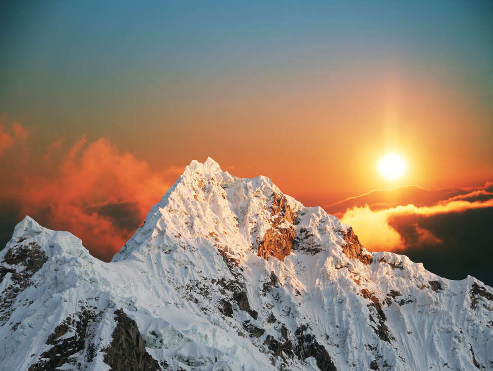 картина-постер Сонячне проміння фарбує сніг на вершині гори у ніжні відтінки