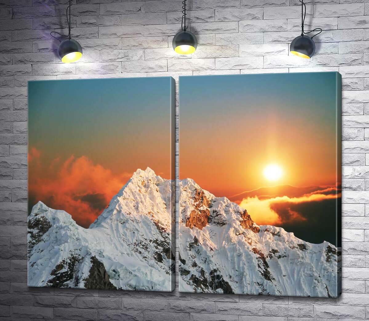 модульна картина Сонячне проміння фарбує сніг на вершині гори у ніжні відтінки