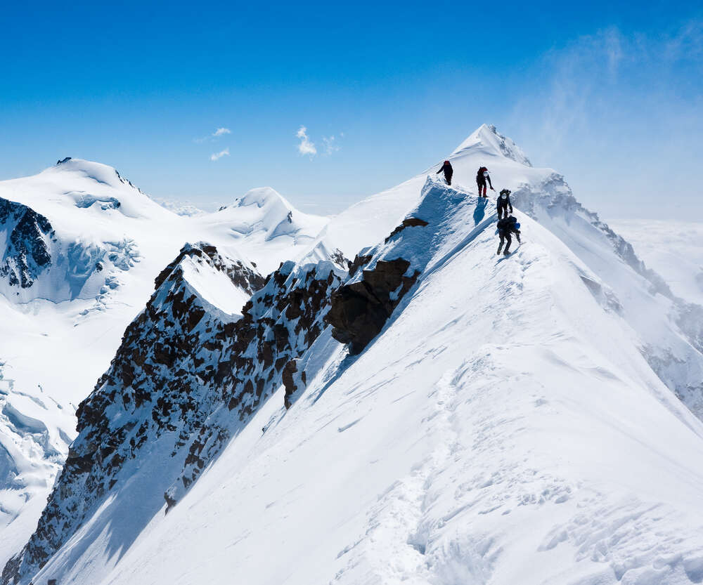 картина-постер Альпинисты идут по острому хребту горной вершины