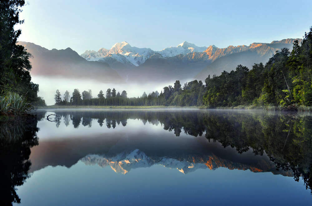 картина-постер Утренний туман лежит на поверхности озера